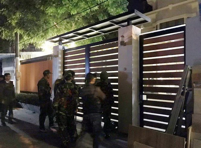 Một đối tượng dùng súng bắn chết vợ rồi khống chế 4 người làm con tin ảnh 1