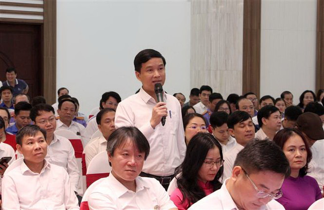 Các đại biểu là lãnh đạo quản lý cấp phòng đã đặt nhiều câu hỏi gửi đến Thường trực Tỉnh ủy Nghệ An. (Ảnh: Văn Tý/TTXVN) Nghệ An: Mạnh dạn điều chuyển lãnh đạo ở nơi trì trệ, nhũng nhiễu ảnh 2