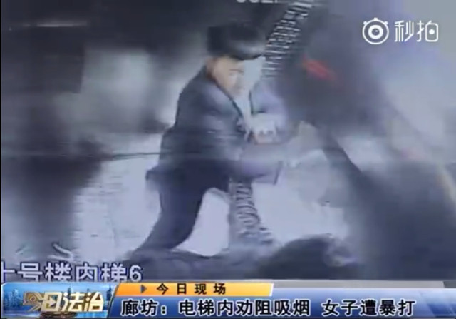Bị đề nghị không hút thuốc lá, gã đàn ông đánh tới tấp một phụ nữ ảnh 1
