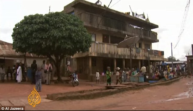 Ông Mohammed Bello Abubakar sống chung với các bà vợ trong 1 căn nhà. (Nguồn: Al Jazeera) Kỳ lạ người đàn ông ở Nigeria kết hôn 107 lần, có 97 vợ ảnh 2