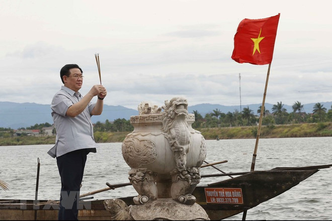 Chủ tịch Quốc hội dâng hương, dâng hoa tưởng niệm các anh hùng liệt sỹ ảnh 2