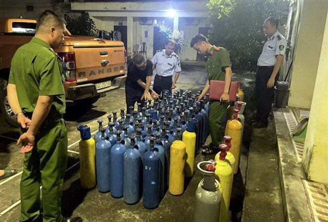 Lạng Sơn: Phát hiện xe chở 90 bình khí không có nguồn gốc, xuất xứ ảnh 1