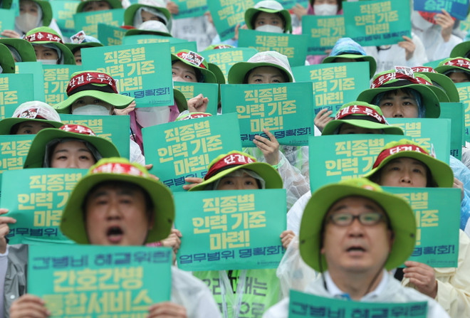 Nhân viên y tế tham gia đình công tại Seoul, Hàn Quốc ngày 13/7/2023. (Ảnh: Yonhap/TTXVN) Hàn Quốc: Nhân viên y tế đình công, nhiều bệnh viện bị ảnh hưởng ảnh 1