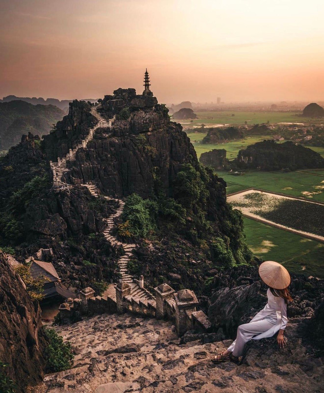 Du khách trải nghiệm Hang Múa, Ninh Bình. (Ảnh: CTV/Vietnam+) Mở cửa du lịch: Toàn ngành làm gì để vượt khó thành công? ảnh 2