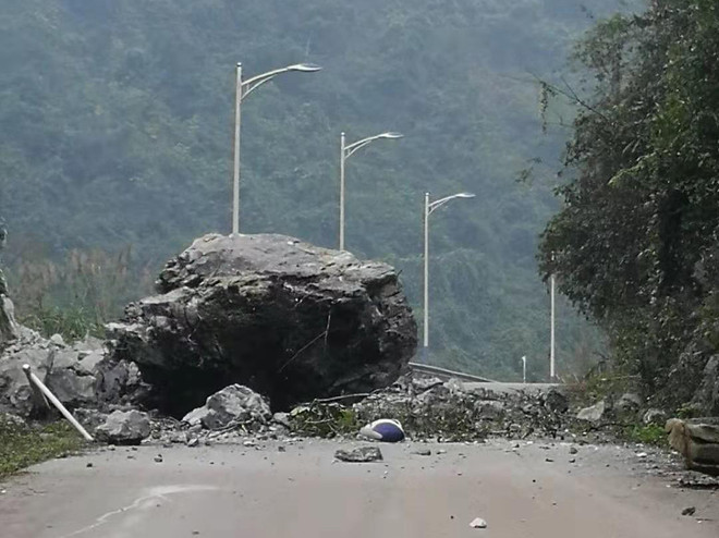 Một tảng đá lớn bị rơi xuống đường khi xảy ra động đất. (Nguồn: Xinhua) Động đất tại Trung Quốc khiến ít nhất một người thiệt mạng ảnh 1