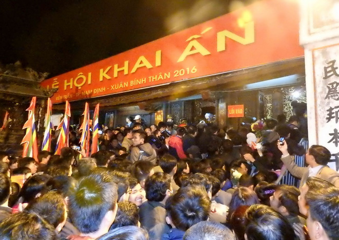 Hàng vạn du khách thập phương dự lễ khai ấn đền Trần 2016 ảnh 1