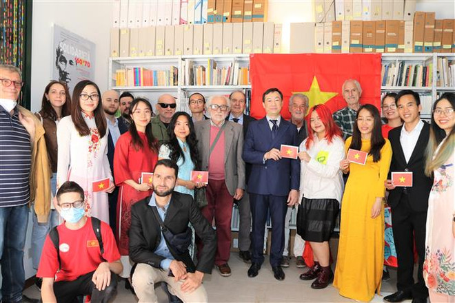 Đại sứ Việt Nam tại Italy Dương Hải Hưng chụp ảnh lưu niệm với các sinh viên nhân dịp khai trương Nhà văn hóa Việt Nam tại Venice. (Ảnh: Hải Linh/TTXVN) Ra mắt Nhà văn hóa Việt Nam ở Venice, trao quyền sử dụng cho sinh viên ảnh 2
