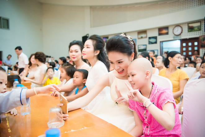 Các Hoa hậu, Á hậu vui Trung Thu với trẻ em mắc bệnh hiểm nghèo ảnh 8