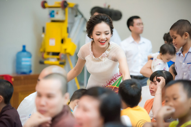 Các Hoa hậu, Á hậu vui Trung Thu với trẻ em mắc bệnh hiểm nghèo ảnh 13