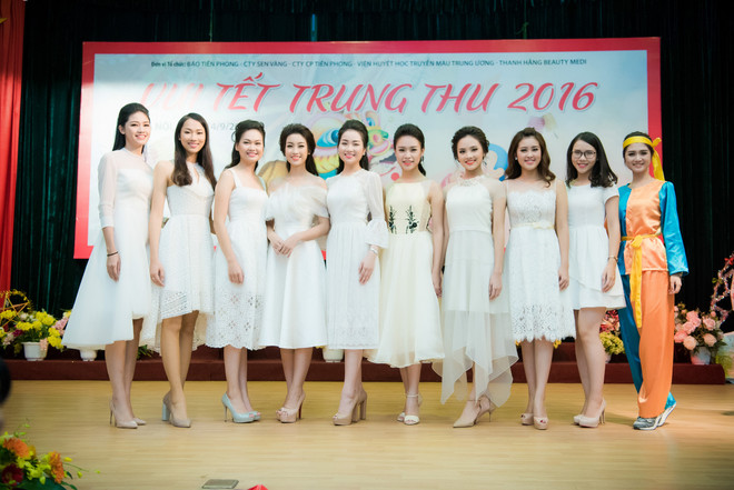 Các Hoa hậu, Á hậu vui Trung Thu với trẻ em mắc bệnh hiểm nghèo ảnh 2