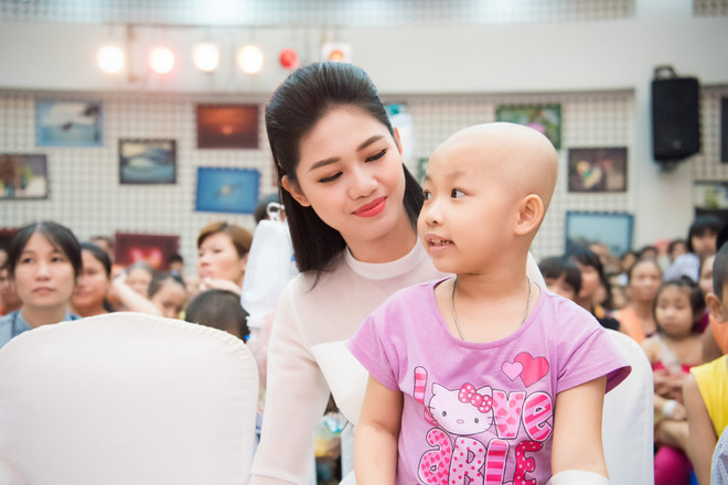 Các Hoa hậu, Á hậu vui Trung Thu với trẻ em mắc bệnh hiểm nghèo ảnh 6