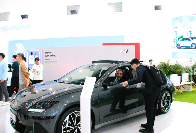 Khách thử xe Hyundai. (Ảnh: Khánh Vân/Vietnam+) Nhiều thương hiệu lớn tham gia Triển lãm Di động Tương lai Hàn Quốc ảnh 2