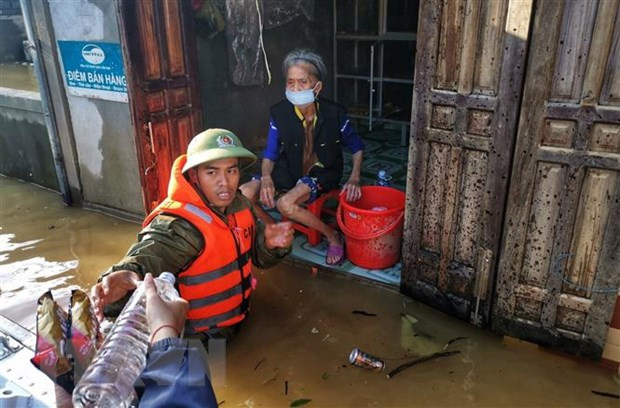 Chuyện cứu trợ vùng lũ: ''Hãy giúp cái dân cần thay vì cái mình có'' ảnh 2