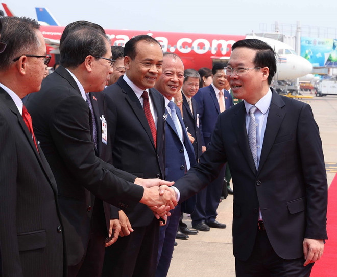 Các quan chức Lào tiễn Chủ tịch nước Võ Văn Thưởng tại Sân bay quốc tế Wattay ở thủ đô Vientiane. (Ảnh: Thống Nhất/TTXVN) Tạo xung lực mới cho hợp tác Việt Nam-Lào trên tất cả các lĩnh vực ảnh 1