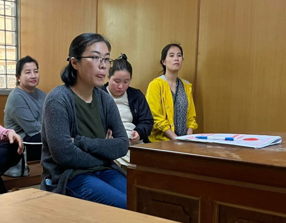 Bị cáo Lê Nguyễn Lan Anh (đeo kính) và một số bị hại tại tòa. (Nguồn: Công an nhân dân) Chiếm đoạt hàng chục tỷ đồng, cựu cán bộ ngân hàng lĩnh án 20 năm tù ảnh 1