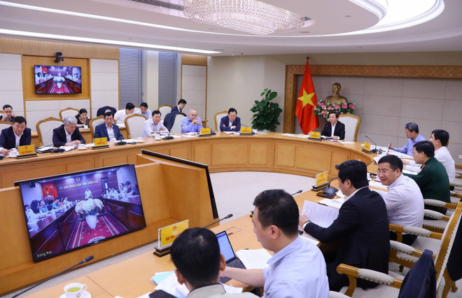 Phó Thủ tướng Trần Hồng Hà chủ trì cuộc họp của Tổ công tác đôn đốc, kiểm tra, kết nối và xử lý các vướng mắc trong quá trình triển khai Dự án sân bay Long Thành. (Ảnh: Văn Điệp/TTXVN) Xử lý các vướng mắc khi triển khai dự án Sân bay Long Thành ảnh 1