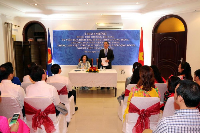 Đại sứ Nguyễn Đình Thao báo cáo về tình hình quan hệ Việt Nam-Qatar. (Ảnh: Ngự Bình/TTXVN) 'Kiều bào là bộ phận ruột thịt không tách rời của dân tộc Việt Nam' ảnh 2