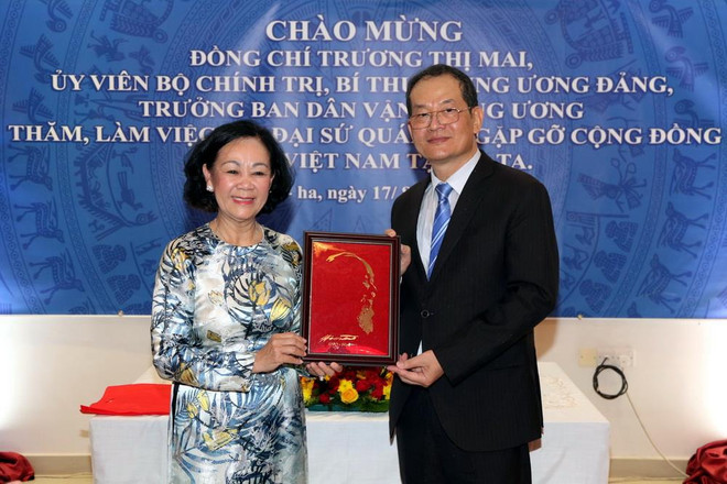 Bà Trương Thị Mai tặng quà lưu niệm cho Đại sứ quán Việt Nam tại Qatar. (Ảnh: Ngự Bình/TTXVN) 'Kiều bào là bộ phận ruột thịt không tách rời của dân tộc Việt Nam' ảnh 1