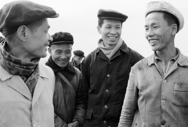 Đồng chí Lê Văn Lương, Bí thư Trung ương Đảng với công nhân vùng mỏ Quảng Ninh (Tháng 1/1967). (Ảnh: Ngọc Quán/ TTXVN) Đồng chí Lê Văn Lương - tấm gương đạo đức cách mạng mẫu mực ảnh 2