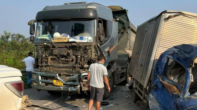 Hai vụ tai nạn trên cao tốc Nội Bài-Lào Cai khiến 4 người bị thương ảnh 1