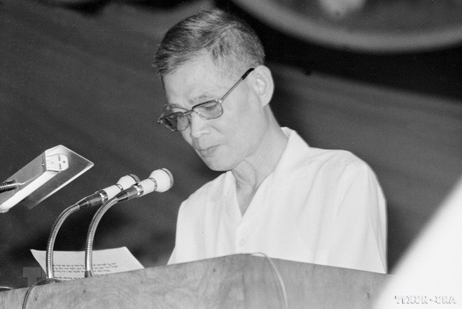 Đồng chí Lê Văn Lương, Ủy viên Bộ Chính trị, Bí thư Thành ủy Hà Nội đọc báo cáo chính trị tại Đại hội đại biểu lần thứ 7 (vòng 2) của Đảng bộ thành phố Hà Nội, ngày 25/5/1977. (Ảnh: Xuân Lâm/TTXVN) Đồng chí Lê Văn Lương - tấm gương đạo đức cách mạng mẫu mực ảnh 1