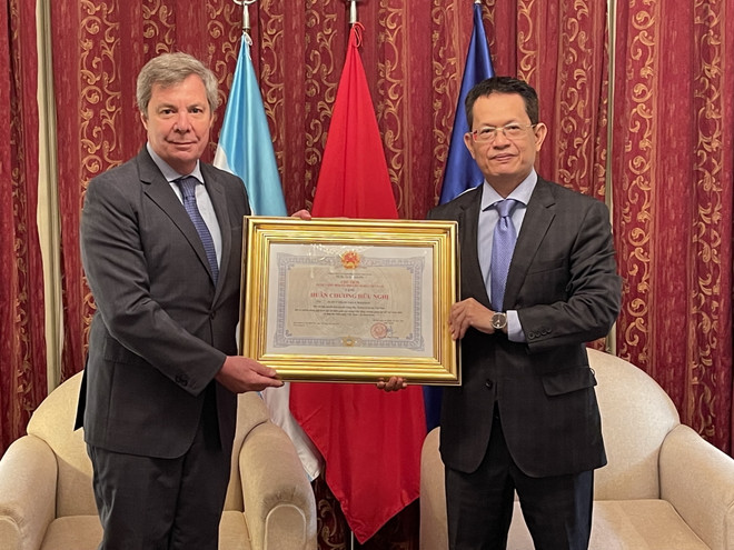 Đại sứ Dương Quốc Thanh trao tặng Huân chương Hữu nghị cho ông Juan Carlos Valle Raleigh. (Ảnh: Hoài Nam/TTXVN) Tặng Huân chương Hữu nghị cho nguyên Đại sứ Argentina tại Việt Nam ảnh 1