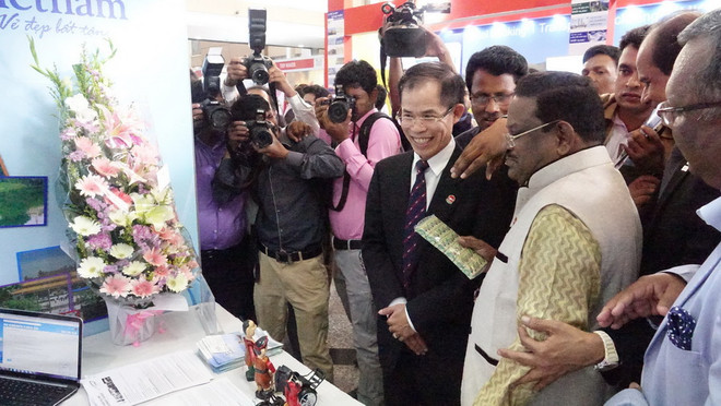Bộ trưởng Hàng không dân dụng và Du lịch Bangladesh A.K.M. Shajahan Kamal tới tham quan gian hàng Việt Nam. (Nguồn: Đại sứ quán Việt Nam tại Bangladesh) Các địa điểm du lịch Việt Nam thu hút người dân Bangladesh ảnh 1