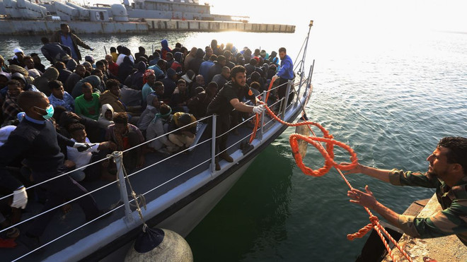 Thuyền chở người di cư ở Libya. (Nguồn: Sky News) Tìm thấy thi thể của 11 người di cư ở ngoài khơi bờ biển Libya ảnh 1