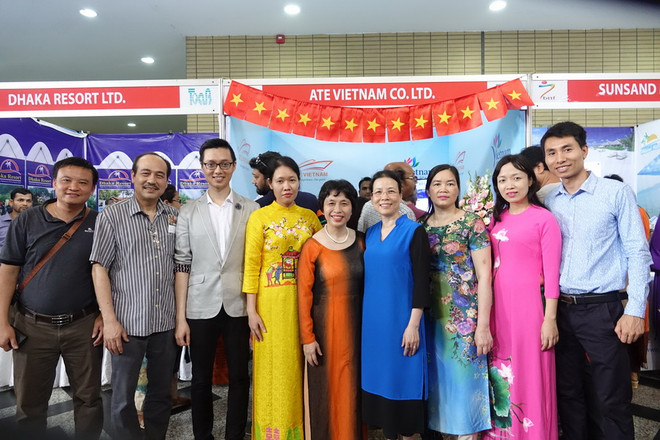 Các đại biểu chụp ảnh tại gian hàng Việt Nam tại hội chợ. (Nguồn: Đại sứ quán Việt Nam tại Bangladesh) Các địa điểm du lịch Việt Nam thu hút người dân Bangladesh ảnh 3