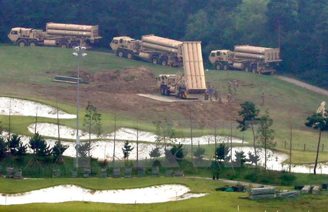 Hệ thống phòng thủ tên lửa tầm cao giai đoạn cuối (THAAD) của Mỹ triển khai tại Hàn Quốc. (Nguồn: AFP/TTXVN) Hàn Quốc điều 3.000 cảnh sát giải tán người biểu tình phản đối THAAD ảnh 1