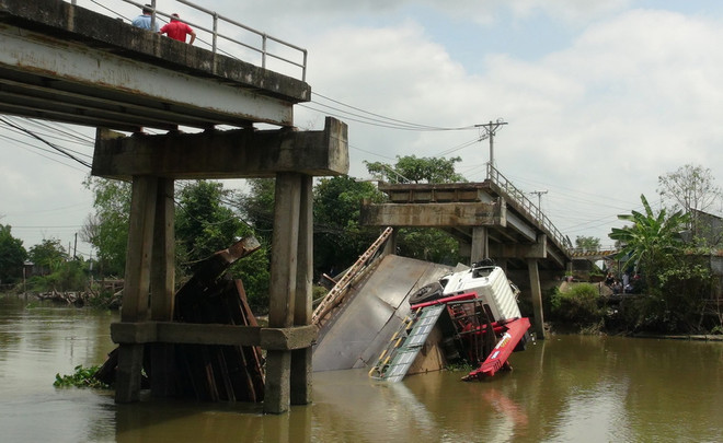 Đồng Tháp: Xe quá tải làm sập cầu khiến hai người rơi xuống sông ảnh 1