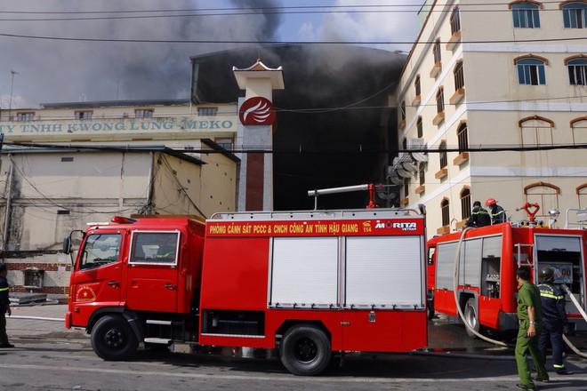 Vụ cháy công ty may ở Cần Thơ: Ngọn lửa vẫn bùng phát dữ dội ảnh 1