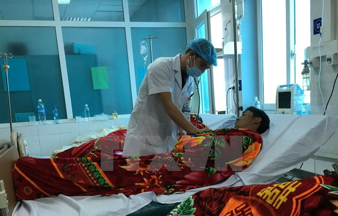 Uống 1 lít rượu trắng, 7 thanh niên nhập viện nghi ngộ độc methanol ảnh 1