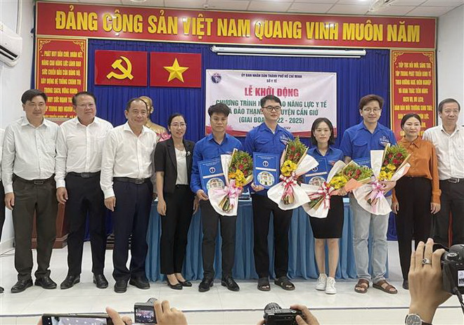 4 bác sỹ trẻ tình nguyện tham gia khám chữa bệnh luân phiên tại Trạm y tế xã đảo Thạnh An, huyện Cần Giờ. (Ảnh: Đinh Hằng/TTXVN) TP.HCM: Bác sỹ trẻ vượt khó, mang bình an đến xã đảo Thạnh An ảnh 3