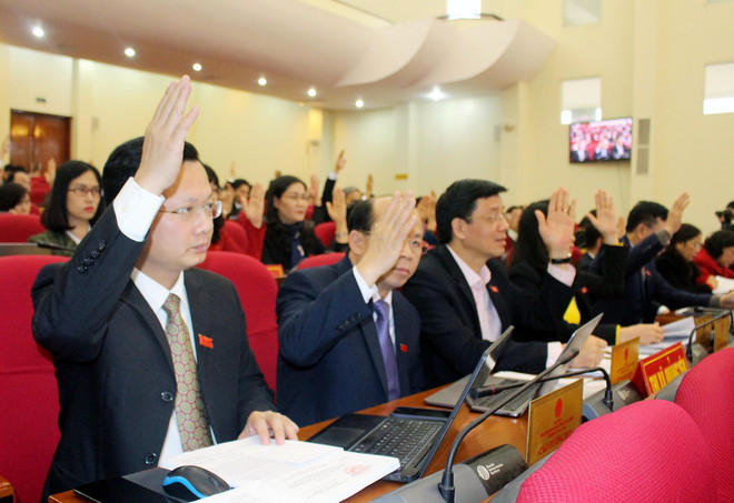 Các đại biểu thông qua Nghị quyết thu phí tham quan khu di tích Yên Tử từ 1/1/2018. (Ảnh: Văn Đức/TTXVN) Lãnh đạo tỉnh Quảng Ninh: Thu phí danh thắng Yên Tử là đúng luật ảnh 1