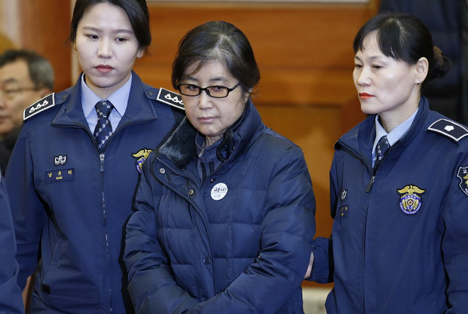 Bà Choi Soon-sil (giữa) được áp giải tới Tòa án Hiến pháp ở Seoul, Hàn Quốc. (Nguồn: AFP/TTXVN) Bạn thân của cựu Tổng thống Park Geun-hye bị đề nghị 25 năm tù ảnh 1