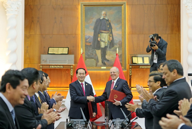 Chủ tịch nước Trần Đại Quang và Tổng thống Cộng hòa Peru Pedro Paplo Kuczynsky trao đổi các văn kiện hợp tác do các bộ, ngành hai nước ký kết. (Ảnh: Nhan Sáng/TTXVN) Chủ tịch nước Trần Đại Quang hội đàm với Tổng thống Peru ảnh 2