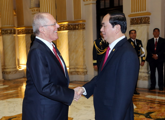 Chủ tịch nước Trần Đại Quang gặp Tổng thống Cộng hòa Peru Pedro Paplo Kuczynsky. (Ảnh: Nhan Sáng/TTXVN) Chủ tịch nước Trần Đại Quang hội đàm với Tổng thống Peru ảnh 1