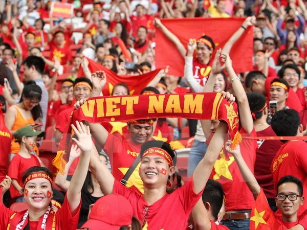 Cổ động viên Việt Nam. (Ảnh: Quốc Khánh/TTXVN) Hơn 700 cổ động viên Việt Nam tới Yangon "tiếp lửa" cho đội tuyển ảnh 1