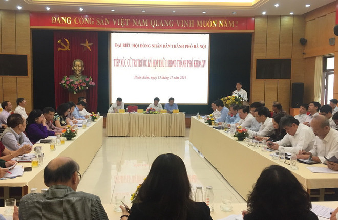 Toàn cảnh buổi họp tiếp xúc cử tri quận Hoàn Kiếm. (Ảnh: Nguyễn Thắng/TTXVN) Chủ tịch UBND thành phố Hà Nội giải đáp nhiều vấn đề nóng ảnh 1
