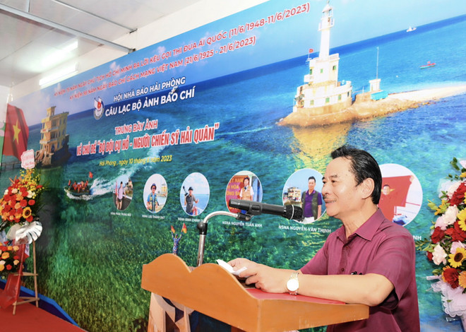 Xúc cảm đặc biệt của những nhà báo được đặt chân đến Trường Sa ảnh 3