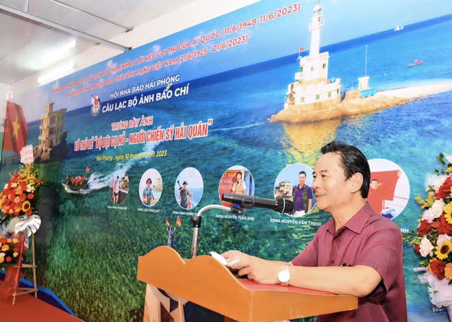 Xúc cảm đặc biệt của những nhà báo được đặt chân đến Trường Sa ảnh 3