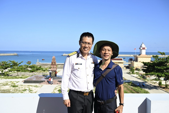 Xúc cảm đặc biệt của những nhà báo được đặt chân đến Trường Sa ảnh 1