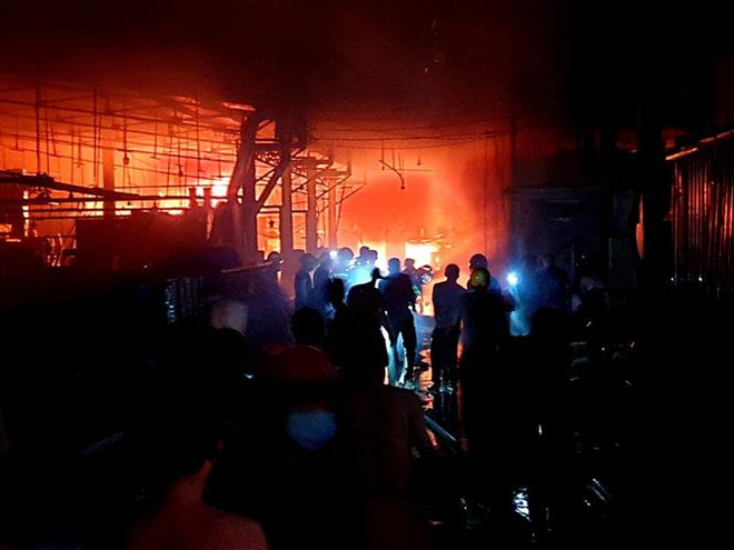 Bình Dương: Cháy lớn tại kho xưởng trong khu vực đông dân cư ảnh 1