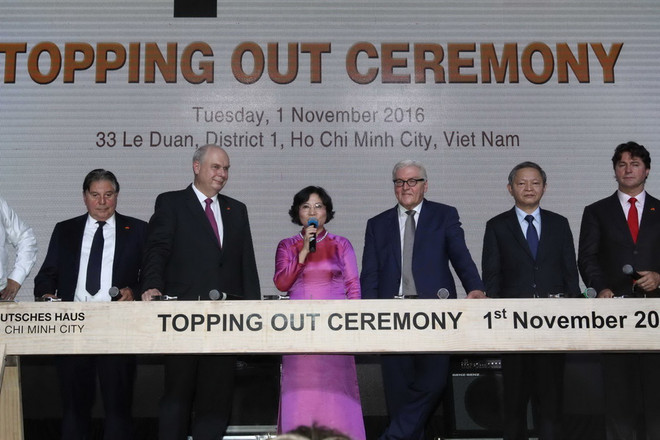 Bà Phan Thị Mỹ Linh, Thứ trưởng Bộ Xây dựng phát biểu tại buổi lễ. (Ảnh: Thanh Vũ/TTXVN) Cất nóc công trình "Ngôi nhà Đức" ở Thành phố Hồ Chí Minh ảnh 2