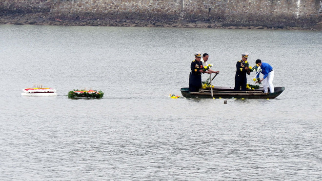 Thả hoa tưởng nhớ các chiến sỹ trên những con tàu không số ảnh 1