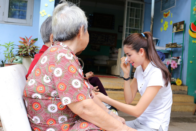 Hoa hậu Phạm Hương bật khóc khi đến thăm Viện dưỡng lão nghệ sỹ ảnh 7