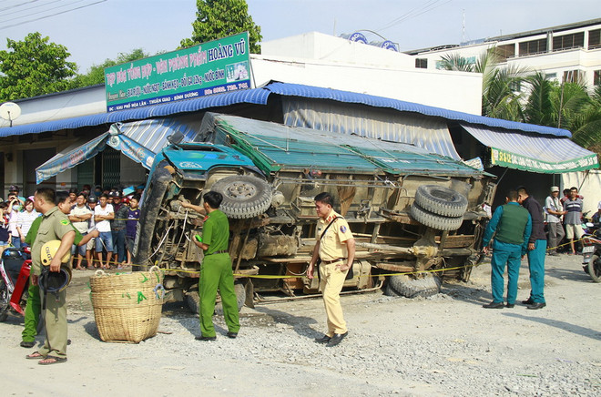 Xe tải bất ngờ sụp xuống cống thoát nước, đè chết nữ công nhân ảnh 1