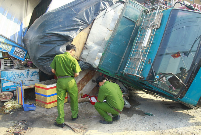 Xe tải bất ngờ sụp xuống cống thoát nước, đè chết nữ công nhân ảnh 2