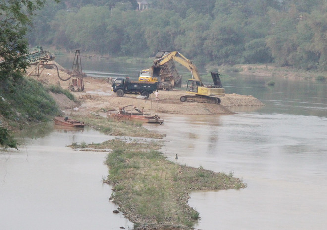 Tăng cường ngăn chặn khai thác cát trái phép ở vùng giáp ranh ảnh 1